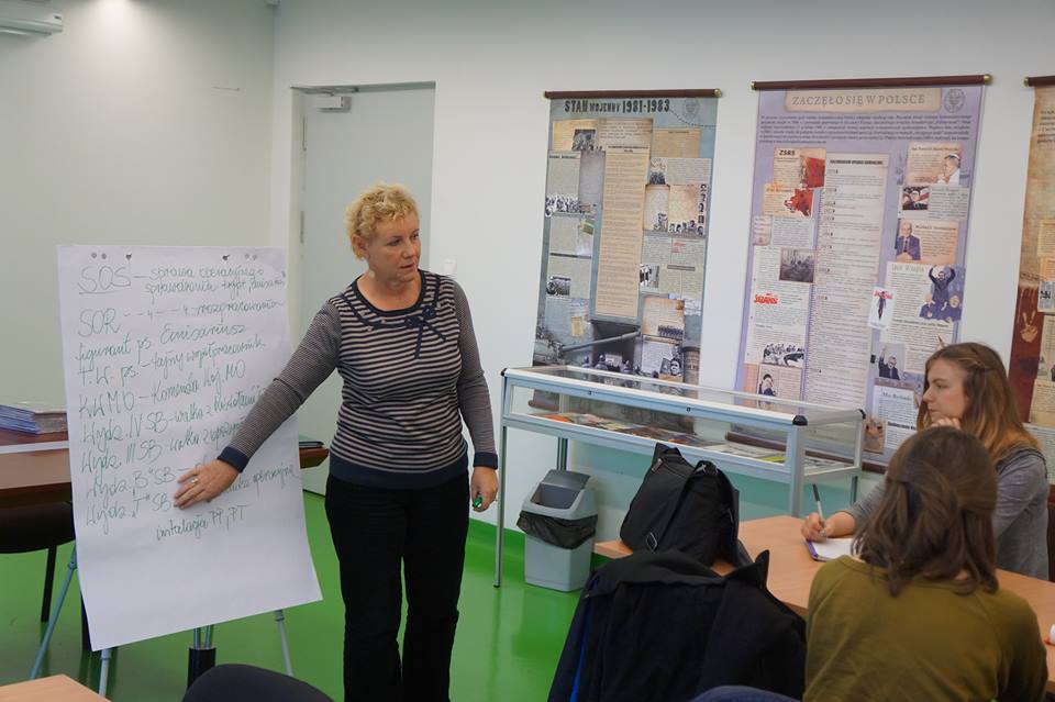 Dr Kornelia Banaś podczas zajęć „Co kryją archiwa IPN