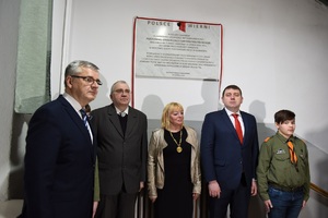Odsłonięcie tablicy upamiętniającej członków Podziemnej Organizacji Harcerstwa Polskiego.