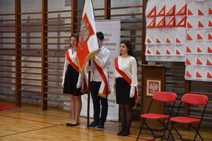Odsłonięcie tablicy upamiętniającej członków Podziemnej Organizacji Harcerstwa Polskiego w Chorzowie.