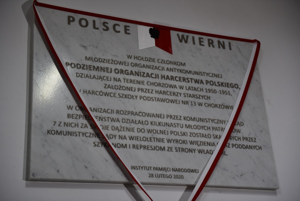 Odsłonięcie tablicy upamiętniającej członków Podziemnej Organizacji Harcerstwa Polskiego w Chorzowie.