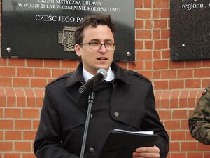 Odsłonięcie tablicy upamiętniającej ppor. Zdzisława Badochę „Żelaznego” w Dąbrowie Górniczej. Fot. J. Zommer.