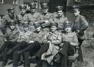 Grupa funkcjonariuszy przyjętych do ZOMO w Katowicach w 1957 r. (IPN Ka 425/114, k. 10)
