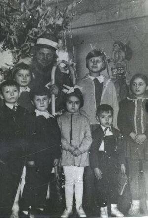 Spotkanie dzieci funkcjonariuszy z Dziadkiem Mrozem w grudniu 1960 r. (IPN Ka 425/114, k. 33)