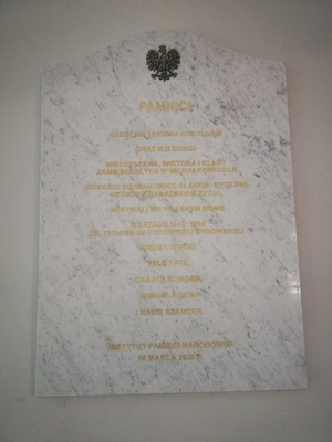 Tablica upamiętniająca rodzinę Kobylców z Michałkowic.