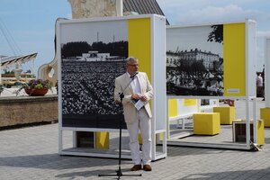 Otwarcie wystawy plenerowej „»Wstańcie, chodźmy…« Pierwsza pielgrzymka Jana Pawła II do Polski” w Częstochowie.