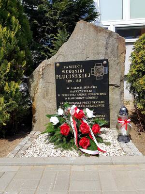 Obelisk upamiętniający Weronikę Plucińską, nauczycielkę Publicznej Szkoły Powszechnej w Kawodrzy Górnej, zamordowaną w KL Auschwitz.