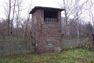 Wieże strażnicze i fragmenty ogrodzenia podobozu „Gleiwitz III” KL Auschwitz  w Gliwicach.