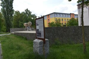 Pomnik wybudowany na zbiorowym grobie wojennym więźniów  podobozu „Neu-Dachs” KL Auschwitz  w Jaworznie, rozstrzelanych 17 stycznia 1945 roku.