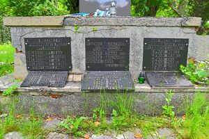 Pomnik upamiętniający Żydów zamordowanych przez Niemców w latach 1939-1945.