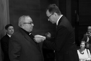 Prezes IPN dr Jarosław Szarek odznaczył ks. prałata Zbigniewa Powadę Krzyżem Wolności i Solidarności.