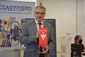 Dr Andrzej Sznajder w czasie konferencji prasowej zaprezentował przygotowaną przez Oddział  IPN w Katowicach miniaturową replikę sztandaru „Tobie Polsko".