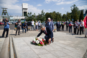 Dr Andrzej Sznajder, dyrektor  Oddział u IPN w Katowicach złożył kwiaty pod pomnikiem "Porozumienia Jastrzębskiego"  wraz z Grzegorzem Stawskim, sygnatariuszem Porozumienia Jastrzębskiego 6 sierpnia 2020 r.