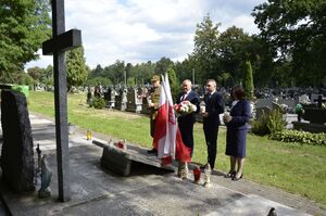 Przekazanie srebrnych gwoździ z zaginionego sztandaru 7 Pułku Artylerii Lekkiej w Janowie.