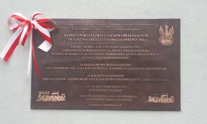 Odsłonięcie tablicy upamiętniającej walczących o niepodległość Ojczyzny, związanych z ruchem robotniczym, wywodzących się z PPS, Legionów i Solidarności w Zawierciu