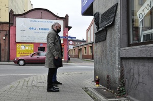 Pracownicy OBEN IPN Katowice zapalili znicz pod tablicą upamiętniającą Edmunda Baranowskiego w Chorzowie Batorym przy ul Dyrekcyjnej.