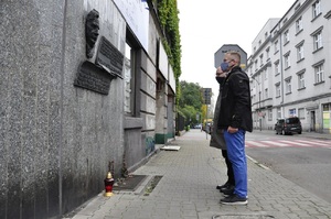Pracownicy OBEN IPN Katowice zapalili znicz pod tablicą upamiętniającą Edmunda Baranowskiego w Chorzowie Batorym przy ul Dyrekcyjnej.