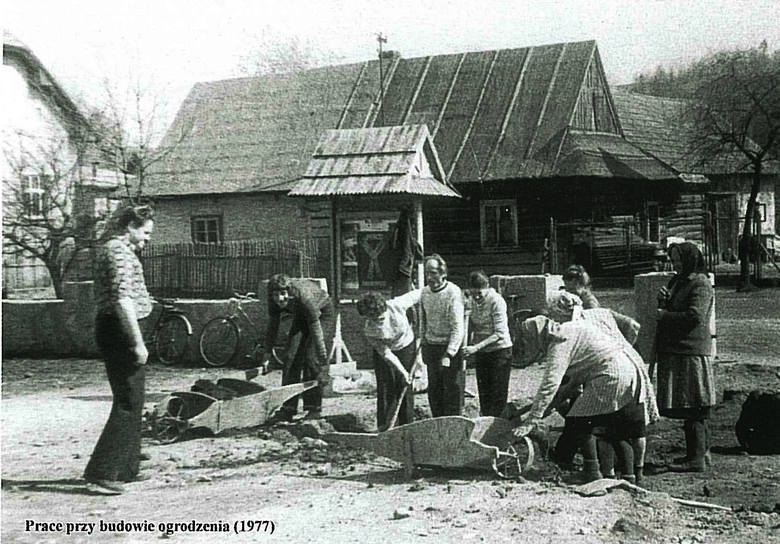 Na zdjęciu mieszkańcy, którzy w 1972 r. wbrew zakazom komunistycznych władz w ciągu 24 godzin postawili budynek kościoła w Ciścu. Fot. Władysław Nowobilski.
