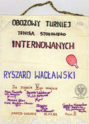 Proporczyk z obozowego turnieju tenisa stołowego zachowany w aktach Ryszarda Wacławskiego, internowanego w Zabrzu-Zaborzu (AIPN Ka 043/1245, k. 17/1).