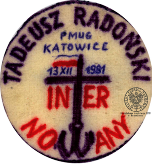 Emblemat Tadeusza Radońskiego, pracownika Przedsiębiorstwa Montażowego Urządzeń Górniczych, internowanego w Strzelcach Opolskich i Kokotku (AIPN Ka 043/348, t. 2, k. 15/1).