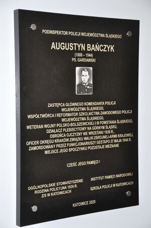 Tablica upamiętniająca podinspektora Policji Województwa Śląskiego Augustyna Bańczyka w Szkole Policji w Katowicach.