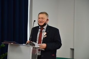 Wiesław Norman dziękował w imieniu odznaczonych. Fot. M. Kobylańska