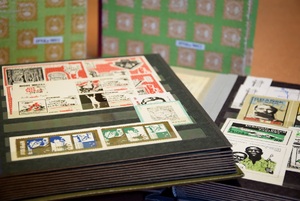 Prywatna kolekcja znaczków i kart pocztowych emitowanych przez podziemną pocztę „Solidarności” trafiła do katowickiego Archiwum IPN.