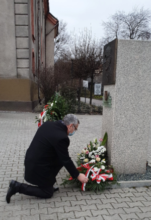 Dyrektor katowickiego IPN dr Andrzej Sznajder złożył kwiaty w Rybniku przed kościołem Najświętszej Matki Bożej Bolesnej, w którym ks. Franciszek Blachnicki został ochrzczony.