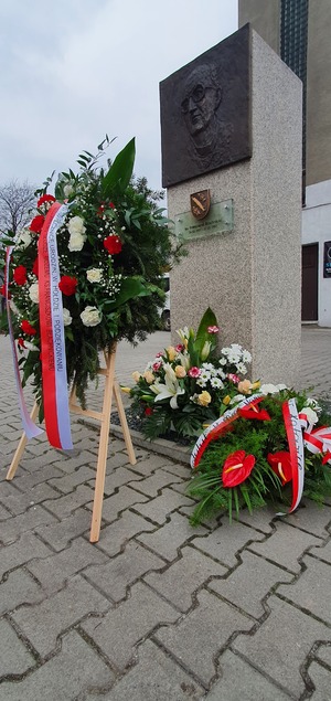 Dyrektor katowickiego IPN dr Andrzej Sznajder złożył kwiaty w Rybniku przed kościołem Najświętszej Matki Bożej Bolesnej, w którym ks. Franciszek Blachnicki został ochrzczony.