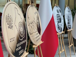Narodowy Bank Polski wprowadził do obiegu monety kolekcjonerskie upamiętniające 100. rocznica III Powstania Śląskiego. Fot. NBP.