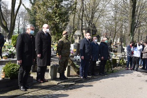 Złożenie kwiatów na grobie Wojciecha Korfantego na katowickim cmentarzu przy ul. Francuskiej. Fot. M. Kobylańska