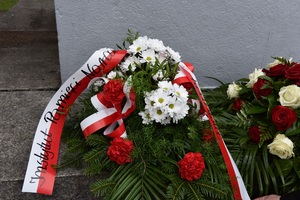 Dr Andrzej Sznajder, dyrektor Oddziału IPN w Katowicach złożył kwiaty pod siedzibą powstańczej Naczelnej Władzy Cywilnej kierowanej przez Wojciecha Korfantego w Katowicach-Szopienicach.