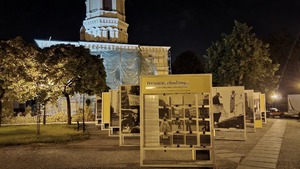 Prezentacja wystawy „»Wstańcie, chodźmy…« Pierwsza pielgrzymka Jana Pawła II do Polski” w Łomży.
