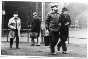 Działacze katowickich WZZ na zdjęciu operacyjnym katowickiej SB. Na pierwszym planie Kazimierz Świtoń (z lewej) i Roman Kściuczek (z prawej) (AIPN Katowice)