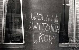 Napis na jednym z budynków w Katowicach, wykonany w ramach akcji obrony Kazimierza Świtonia, zorganizowanej przez środowiska opozycji demokratycznej, luty 1979 r. (AIPN Katowice)