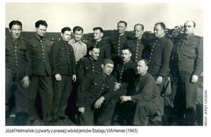 Józef Hetmański (czwarty z prawej) wśród jeńców Stalagu VIA Hemer (1943) Fot. Biuletyn Galerii Historii Miasta.