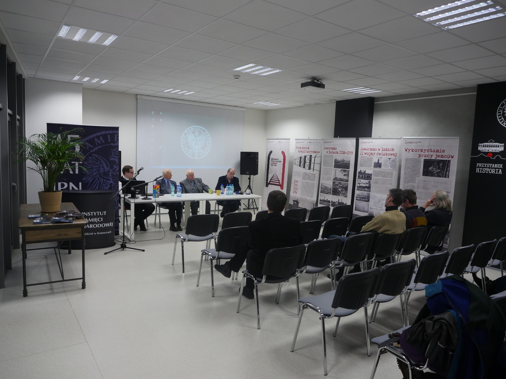 Uczestnicy otwarcia wystawy „Obóz dwóch totalitaryzmów. Jaworzno 1943–1956” na Przystanku Historia”. 