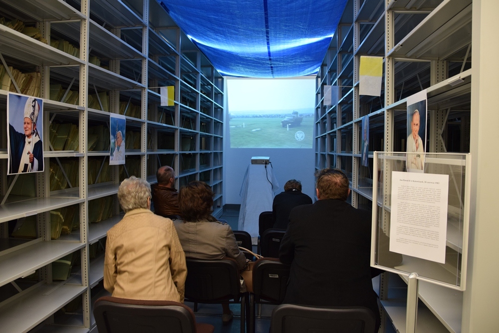 Pokaz materiałów filmowych SB z pielgrzymki Jana Pawła II do Katowic w 1983 r.