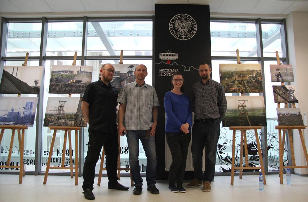 Grupa Fotograficzna Karbon, od lewej – Maciej Mutwil, Tomasz Rybok, Kaja Świętochowska, Damian Cyfka.  