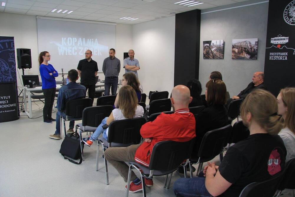 Członkowie Grupy Fotograficznej Karbon opowiedzieli o swojej wystawie prezentowanej w Przystanku Historia. 