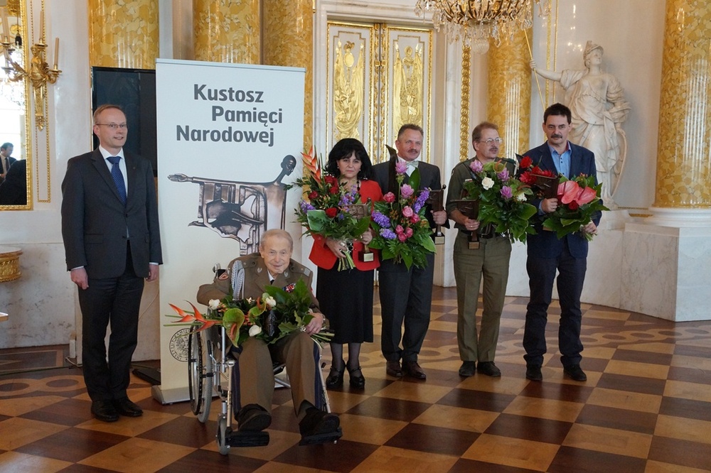 Tegoroczni laureaci nagrody Kustosz Pamięci Narodowej z dr Łukaszem Kamińskim, prezesem IPN. 