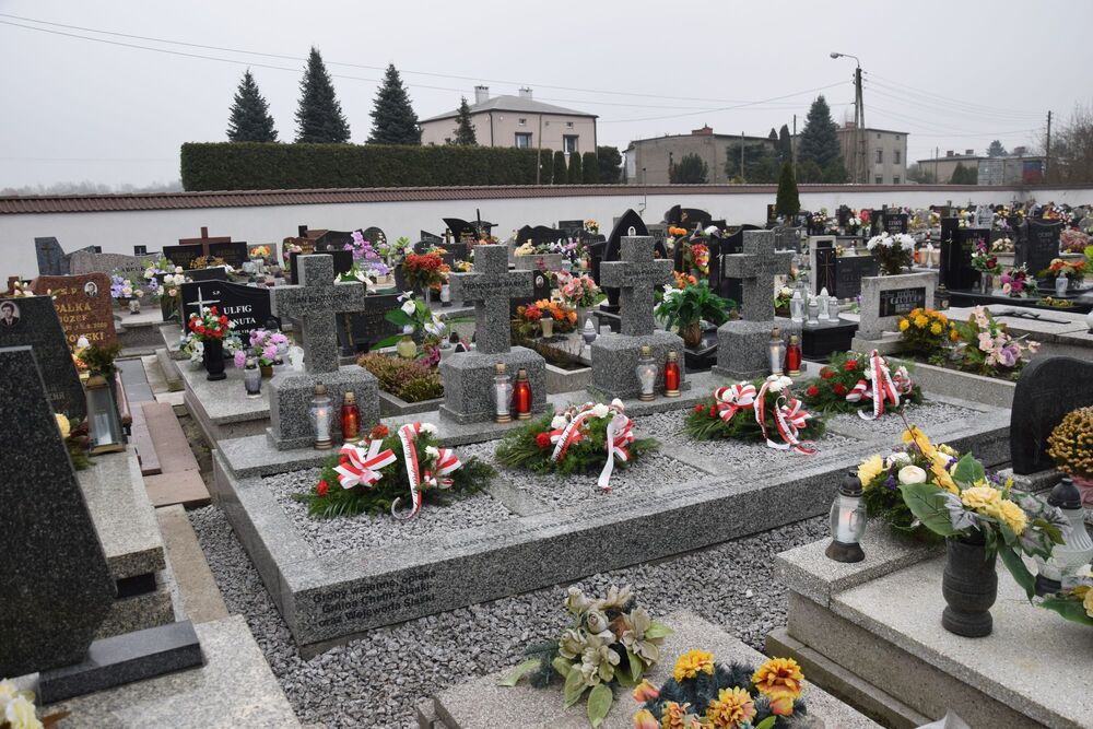 Groby wojenne śp. Jana Buzdygona, śp. Franciszka Mańkuta, śp. Marii Pientok oraz śp. Jana Turka po remoncie. .