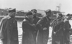Polscy oficerowie po kapitulacji Westerplatte, 7 września 1939 r. Chor. Edward Szewczuk pierwszy od lewej.    Fot. Wikipedia
