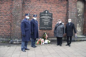 20 grudnia 2020 r. złożono kwiaty i zapalono znicze przy tablicy upamiętniającej hm. Józefa Pukowca ps. „Chmura“.
