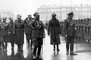 Gen. bryg. Janusz Gąsiorowski (na pierwszym planie) jako szef Sztabu Głównego WP w czasie wizyty szefa Sztabu Generalnego Armii Estonii gen. Nikolaia Reeka (po prawej) w Warszawie, 11 października 1934 roku. Fot. NAC