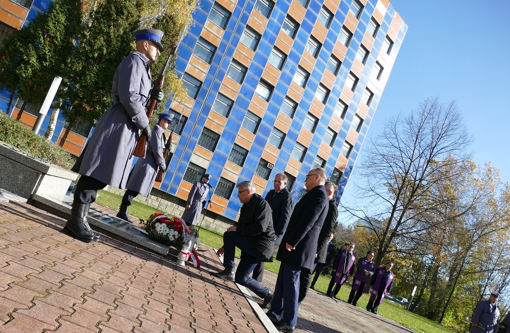 Wojewoda śląski złożył kwiaty i zapalił znicze na grobach wybitnych, zasłużonych Polaków spoczywających na nekropoliach województwa śląskiego. Fot. ŚUW