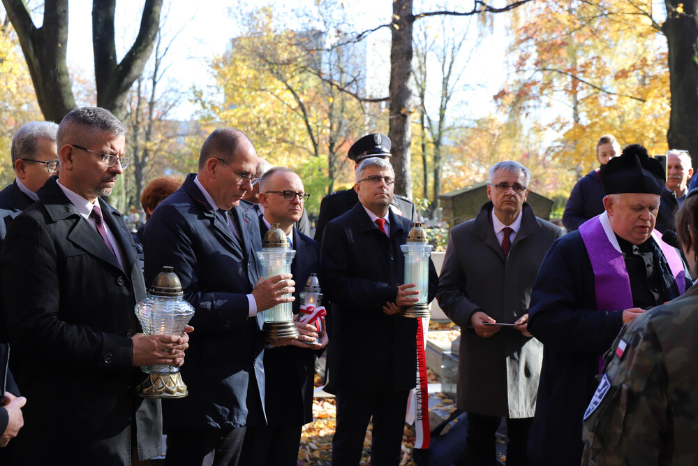 Wojewoda śląski złożył kwiaty i zapalił znicze na grobach wybitnych, zasłużonych Polaków spoczywających na nekropoliach województwa śląskiego. Fot. ŚUW