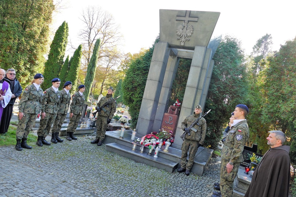 Wojewoda śląski złożył kwiaty i zapalił znicze na grobach wybitnych, zasłużonych Polaków spoczywających na nekropoliach województwa śląskiego. Fot. ŚUW