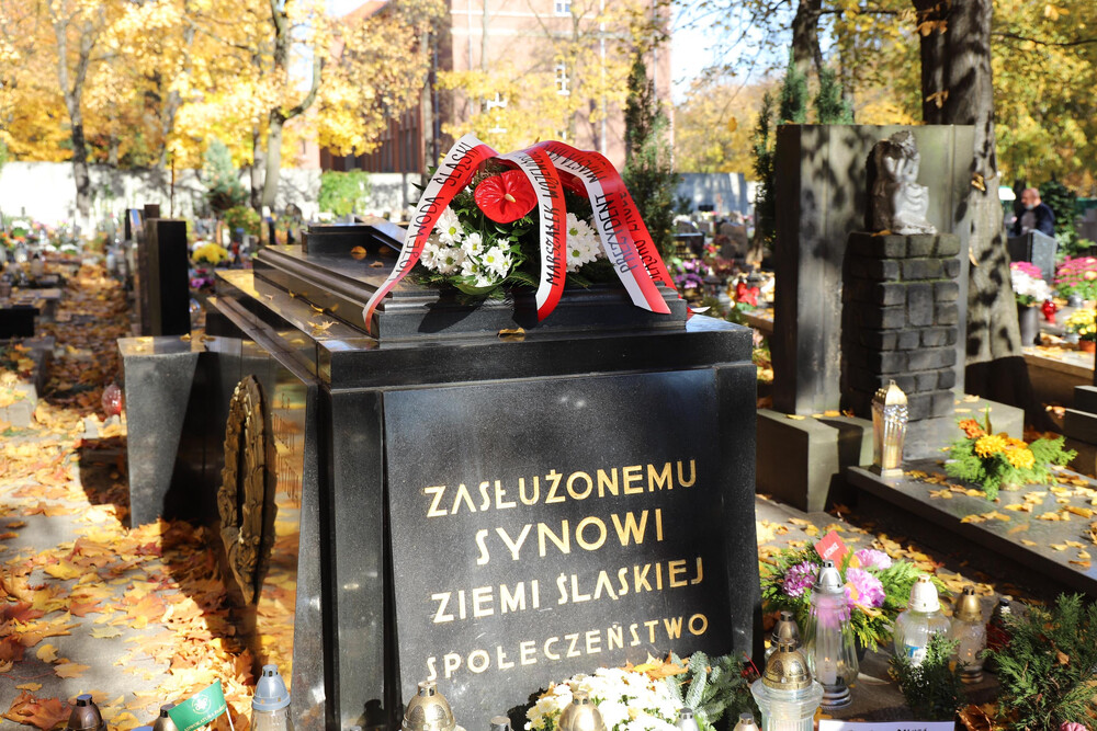 Wojewoda śląski złożył kwiaty i zapalił znicze na grobach wybitnych, zasłużonych Polaków spoczywających na nekropoliach województwa śląskiego. Fot. ŚUW