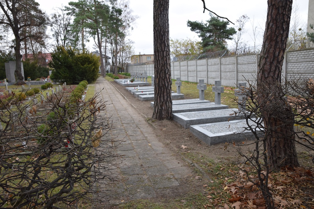 W Lublińcu wyremontowano ze środków Oddziałowego Biura Upamiętniania Walk i Męczeństwa IPN w Katowicach 17 grobów żołnierzy Wojska Polskiego.