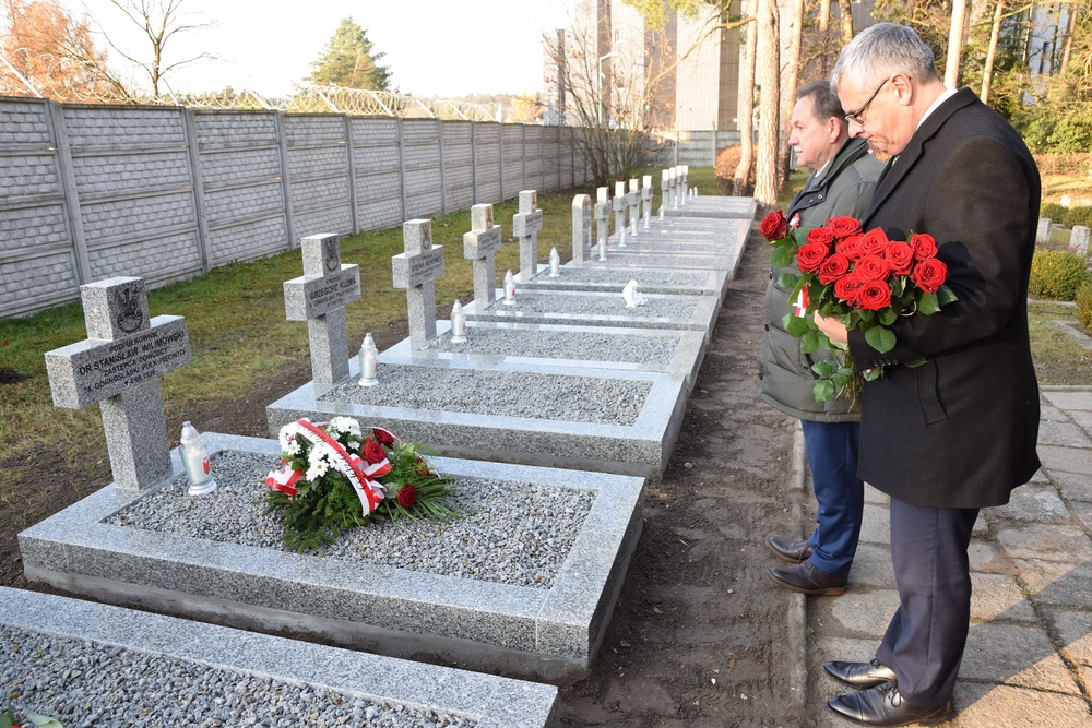 Uroczystość poświęcenia 17 grobów żołnierzy Wojska Polskiego w ramach obchodów Narodowego Święta Niepodległości w Lublińcu. Fot. Jan Kwaśniewicz/IPN